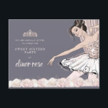 Cartão Postal De Convite Festa Blush Pink Ballerina Sweet 16<br><div class="desc">Formal, feminino e elegante convite de festas Sweet 16 apresenta uma bela bailarina. Ela está vestida com um ouro esbranquiçado e tutu branco. As rosas cor-de-rosa e uma cortina de palco enquadram-na. O texto também é rosa suave. O nome da garota está escrito em uma fonte moderna e grande. O...</div>