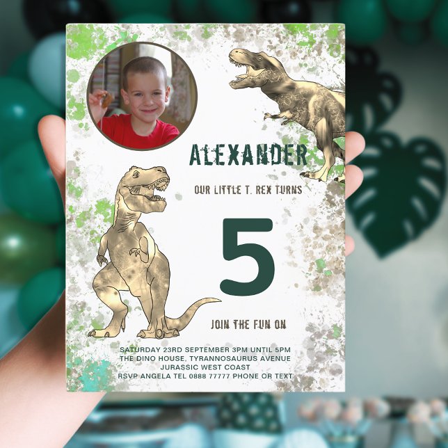 Cartão Postal De Convite Foto de Festa de aniversário dos Dinossauros (Dinosaur jungle 5th birthday party photo template budget postcard invitation green and brown)