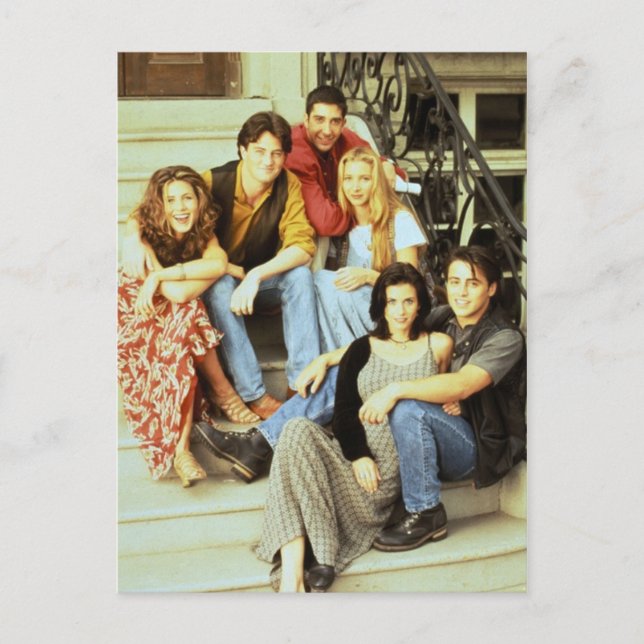 Cartão Postal De Convite FRIENDS™ | Elenco Sentado no Degrau (Frente)