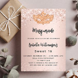 Cartão Postal De Convite Glitter mascarada rosa dourado Doce 16 partido<br><div class="desc">Para um Mascarada elegante,  para um doce 16,  16 anos. Um fundo de aparência metálica fino rosa dourado. Decorado com poeira falsa e uma máscara de mascarada do ouro. Personalize e adicione um nome e detalhes da parte. O nome é escrito com um script de estilo manuscrito</div>