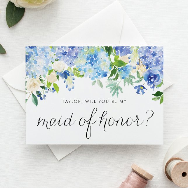 Cartão Postal De Convite Hydrangea azul e Rosa de marfim Madrinha de casame (Blue hydrangea and white rose maid of honor card with greenery accents for romantic weddings.)