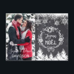Cartão Postal De Convite JoyEUX NOËL Chalkboard Foto encantadora<br><div class="desc">Design elegante com uma elegante e moderna tipografia "JOYEUX NOËL", em fundo de quadro com flocos de neve e árvores e sua foto. Use a ferramenta Personalizar para adicionar sua própria foto (casal, filhos, foto de família, foto de animal de estimação), alterar a cor dos nomes para ajustado das cores...</div>
