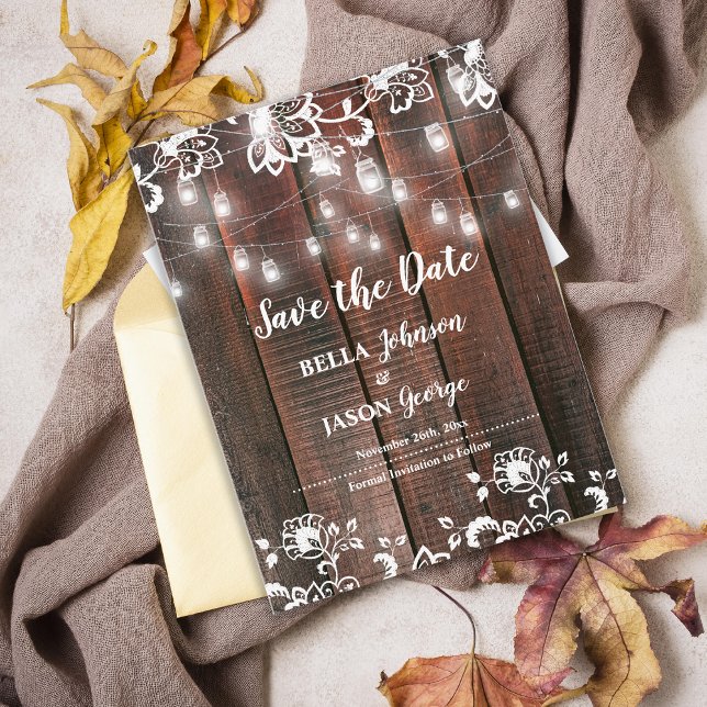Cartão Postal De Convite Luzes de Corda com Renda Rústica para Casamento Sa (Rustic Wood String Lights Save the Date Invitation | Barn Wedding Lace Wood Save Our Date Card)