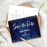 Cartão Postal De Convite Marinho Dourado Bat Mitzvah Salve o Script Moderno<br><div class="desc">Certifique-se de que todos os seus amigos e parentes serão capazes de celebrar o marco da sua filha Bat Mitzvah! Envie este cartão-postal de anúncio estonteante, moderno, "Salve a Data". Escrito gráfico de caligrafia de folha de ouro, Estrela de David, e confetti, sobrepõem um rico, dramático fundo de cor azul-d-água...</div>