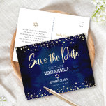 Cartão Postal De Convite Marinho Dourado Bat Mitzvah Salve o Script Moderno<br><div class="desc">Certifique-se de que todos os seus amigos e parentes serão capazes de celebrar o marco da sua filha Bat Mitzvah! Envie este cartão-postal de anúncio estonteante, moderno, "Salve a Data". Escrito gráfico de caligrafia de folha de ouro, Estrela de David, e confetti, sobrepõem um rico, dramático fundo de cor azul-d-água...</div>