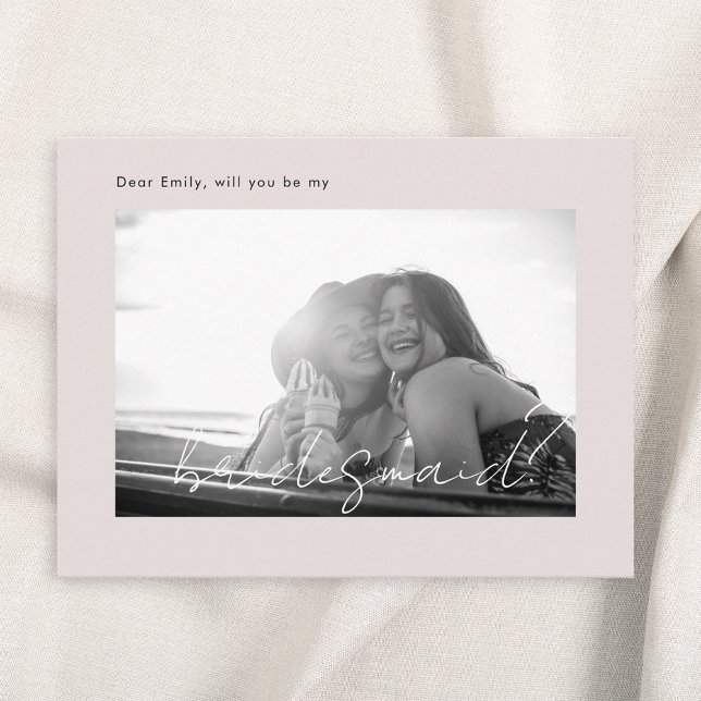 Cartão Postal De Convite O Rosa Moderno Será A Minha Foto Da Bridesmaid (Criador carregado)
