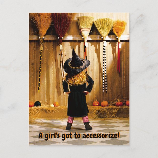 Cartão Postal De Convite Pequena Bruxa Escolhendo Uma Vassoura (Frente)
