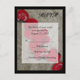 Cartão Postal De Convite Rosas vermelhas em Sand Beach Wedding RSVP