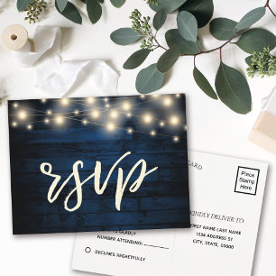 Cartão Postal De Convite RSVP das luzes de corda de madeira azul de Marinho