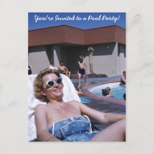 Cartão Postal De Convite Sunbather bonito da mulher do vintage no roupa de