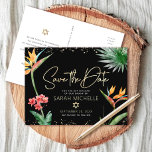 Cartão Postal De Convite Tropical Bat Mitzvah Salvar Data Preto Dourado Flo<br><div class="desc">Certifique-se de que todos os seus amigos e parentes serão capazes de celebrar o marco da sua filha Bat Mitzvah! Enviar este cartão postal personalizado "Salvar a Data". Na moda, atordoante, colorida, aves aquáticas tropicais de flores paraíso, falso roteiro dourado manuscrito, Estrela de David e pontos brilhantes, juntamente com o...</div>