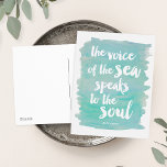 Cartão postal de Cotação Mar de Cores Aquáticas<br><div class="desc">"A voz do mar fala com a alma." Apresenta a citação de Kate Chopin "The Awakening" (O despertar) em uma fonte de pincelada em um fundo sonhador de cor d'água do mar. Perfeito para amantes de praia,  casas de praia,  ou qualquer um que se sinta inspirado pelo oceano!</div>