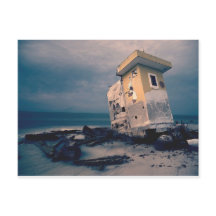 Cartão postal de estrutura à beira-mar abandonado