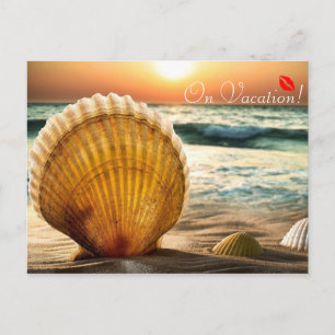 Cartão Postal De férias conchas românticas na praia beijo