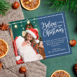 Cartão Postal De Festividades 2 fotos da família azul Acredite na magia do Natal<br><div class="desc">Cartão postal de cartões de natal moderno com um dos seus retratos favoritos da família de Natal à esquerda complementado por um quadro e texto de folha de ouro que diz "Acredite na magia do Natal" à direita sobre um fundo azul clássico, personalizável com a sua própria mensagem de saudação....</div>