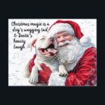 Cartão Postal De Festividades A Mágica de Natal é uma Cauda e Papais noeis<br><div class="desc">"A magia de Natal é a cauda do cão que abana e a risada do coração dos Papais noeis" e uma ilustração feliz do Pai Natal a abraçar o seu feliz cão branco-pitbull.</div>