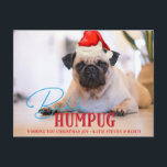 Cartão Postal De Festividades Bah Humpug Pug Dog Foto de Natal Personalizada Eng<br><div class="desc">Bah Humpug Pug Dog Foto de Natal Personalizada Engraçada em Santa Hat móvel com Tipografia de Férias e Citações de Feriado Divertido, Santa Hat e Ilustração de Pug Bonito. Com texto de script de tendência em azul brilhante e vermelho. Uma citação engraçada e fofa para os Pet-Lovers de Natal, feriados...</div>