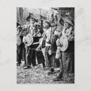 Cartão Postal De Festividades Banda alegre dos músicos na música velha do