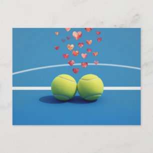 Cartão Postal De Festividades Bola de tênis com LOVE em quadra azul