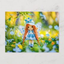 Boneca com chapéu e flores azuis