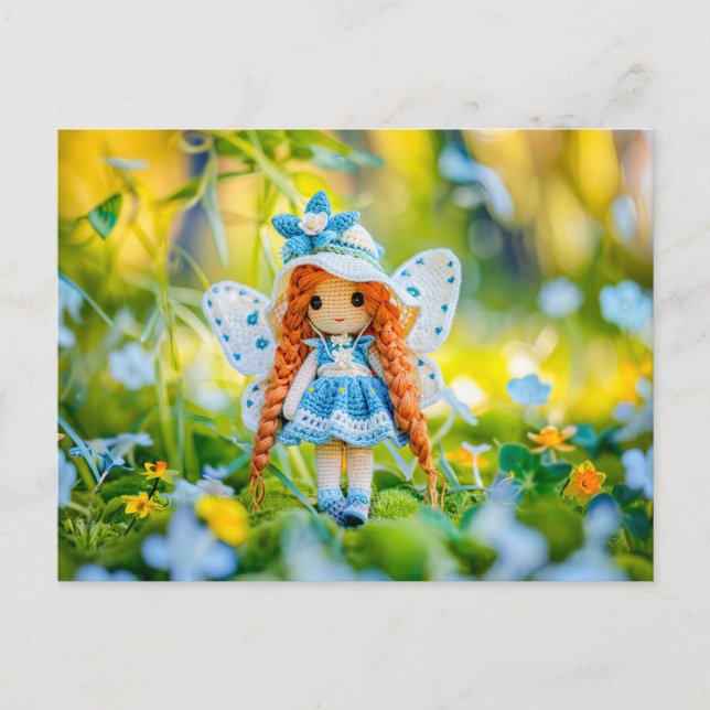 Cartão Postal De Festividades Boneca de Crochê com Chapéu e Flores Azuis (Frente)