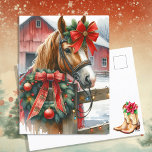 Cartão Postal De Festividades Bonito Cavalo Marrom no Natal Arco Vermelho<br><div class="desc">Cartão postal personalizado de Natal. Um bonito cavalo castanho com um arco vermelho bonito atrás de uma cerca de madeira rústica com uma mão festiva. Ao fundo está um velho celeiro vermelho rústico. A parte de trás do postal tem um par bonito de botas de cowboy com uma poinsettia sobre...</div>