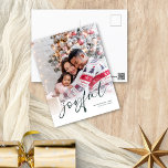 Cartão Postal De Festividades Caligrafia alegre com sobreposição de fotos<br><div class="desc">Branca de Natal da Caligrafia de Sobreposição de Fotos da Família Feliz. Basta substituir a foto de exemplo por sua e personalizar com seus nomes e ano. Joyful está em um roteiro de jogos na moda em verde escuro que pode ser alterado para outra cor se você assim desejar.</div>