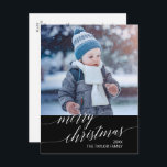 Cartão Postal De Festividades Caligrafia Escura Elegante Foto Feliz de Natal<br><div class="desc">Esta elegante caligrafia escura Merry Christmas foto card faz o perfeito cartões de natal moderno. A design neutra apresenta um cartão de feriado minimalista decorado com tipografia romântica e caprichosa. Adicione a sua foto de Natal da família e personalize o cartão postal com seu nome de família, ano, saudação pessoal...</div>