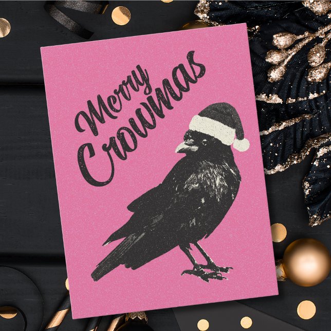 Cartão Postal De Festividades Cartão-postal de Natal de Crowmas, Feliz Rosa (A funny crow with a Santa hat makes this pink Merry Crowmas  Christmas postcard whimsical and unique)