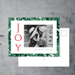 Cartão Postal De Festividades Cartão-postal de Natal Joy Photo Green<br><div class="desc">Esses cartões postais de fotos de feriado modernos,  simples e na moda de 4, 25"x5, 6" apresentam tipografia moderna em verde sobre fundo design floral branco e abstrato,  e um ponto para sua foto favorita,  preto e branco ou cor.</div>