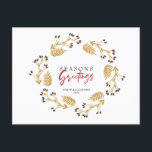 Cartão Postal De Festividades Cartaz de Feriado Dourado Wreath<br><div class="desc">Dê à família e aos amigos algo para se lembrarem com esta única carta de posto Seasons Greeting Holiday projetada na coroa de ouro holly berry. Personalize facilmente frente e verso com nomes e datas.</div>