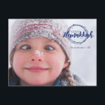 Cartão Postal De Festividades Cartões-postais de fotos de Fora de Neve Feliz Han<br><div class="desc">Os cartões postais de fotos de Feriado de Feriado de Fúria de Hanukkah, na moda e bonitinhos, são perfeitos para todos os seus amigos e família nesta temporada de festas. Personalize o texto com seu nome de família e o ano e troque a foto por uma foto de seus filhos,...</div>
