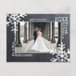 Cartão Postal De Festividades Chalkboard Newlywn Christmas Photo Snowflake<br><div class="desc">Personalize esta cartão com fotos com uma foto de casamento ou uma foto sua e do seu novo marido ou esposa curtindo a vida juntos. Esta placa apresenta flocos de neve e fontes de máquina de escrever em apuros.</div>