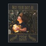 Cartão Postal De Festividades Chalkboard preto e ouro com fotografia Natal<br><div class="desc">Este cartão-postal de Natal mostra a imagem de uma criança segurando um cheio de jarro de luzes de Natal brilhantes sobre um fundo de quadro negro com decorações de ouros. A legenda, na fonte do ouro, diz "Que seus dias sejam felizes e brilhantes". (Facilmente personalizável com uma imagem de sua...</div>