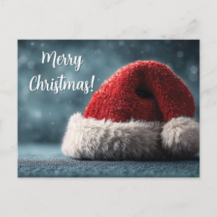 Cartão Postal De Festividades Chapéu de Papai Noel apoiado em Superfície Nevada