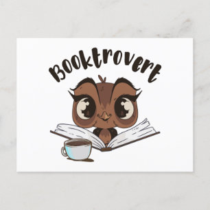 Cartão Postal De Festividades Coruja booktrovert com livro e café