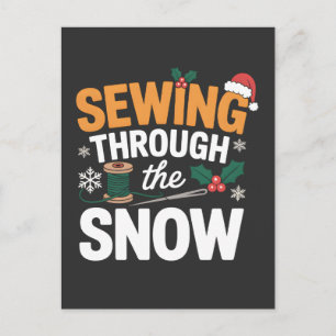 Cartão Postal De Festividades Costurando Através da Neve Camisa de Natal Engraça