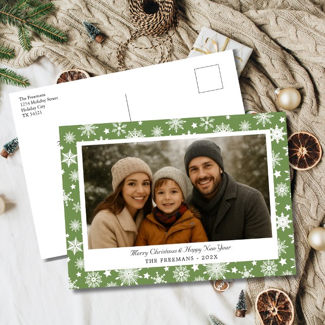 Cartão Postal De Festividades Cozy Green & White Snowflake Holiday Photo (Cozy elegant green and white snowflake holiday photo postcard)