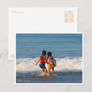 Cartão Postal De Festividades Crianças Brincando na Praia de Bali – Cartão Posta