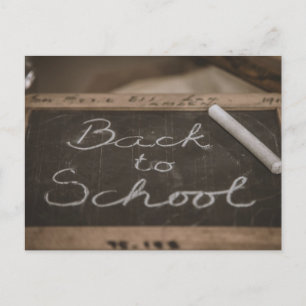 Cartão Postal De Festividades De volta à escola numa ardósia escolar antiga