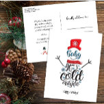 Cartão Postal De Festividades Diversão Red Hat Snowman Bebê Frio Fora De Whimsic<br><div class="desc">Red Hat Snowman Baby Está Frio Fora do Cartão de Feriado Quimológico. Envie cartões de natal para seus entes queridos com esses cartões de natal divertidos e modernos. Todos os textos estão pré-organizados para que você personalize fácil e rapidamente com seus próprios detalhes. Feliz Férias!</div>