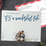Cartão Postal De Festividades É um maravilhoso Marinho de gelo azul<br><div class="desc">É um roteiro de cartões postais de feriados de vida maravilhosos,  em Marinho com letra azul gelada. Estilo de inscrição. Grande design de fotos. Feliz,  design festiva. É uma vida maravilhosa. flores. vermelhas e brancas. quadro floral.</div>