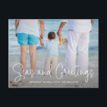 Cartão Postal De Festividades Elegant Seas and Saudações Beach Photo Christmas<br><div class="desc">Mande o festival de animação com este cartão-postal náutico com tema natalino, com um simples design com as palavras "Seas and Saudações" num elegante e fino roteiro branco, juntamente com a sua mensagem sobre a sua foto de férias de praia horizontal favorita. O backside tem a sua mensagem pessoal e...</div>