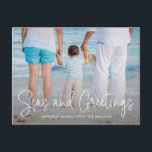 Cartão Postal De Festividades Elegant Seas and Saudações Beach Photo Christmas<br><div class="desc">Mande o festival de animação com este cartão-postal náutico com tema natalino, com um simples design com as palavras "Seas and Saudações" num elegante e fino roteiro branco, juntamente com a sua mensagem sobre a sua foto de férias de praia horizontal favorita. O backside tem a sua mensagem pessoal e...</div>