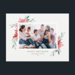 Cartão Postal De Festividades Elegante Watercolor Red Winter Flowers Foto<br><div class="desc">Feliz Feriados! Envie desejos de férias e saudações com este cartão com fotos de férias elegante e vintage. Apresenta ilustrações de cor d'água da poinsettia vermelha com verde. Personalize este cartão de feriado floral adicionando sua foto favorita, saudação, nomes e outros detalhes. Os textos são perfeitamente editáveis. Disponível como cartão...</div>