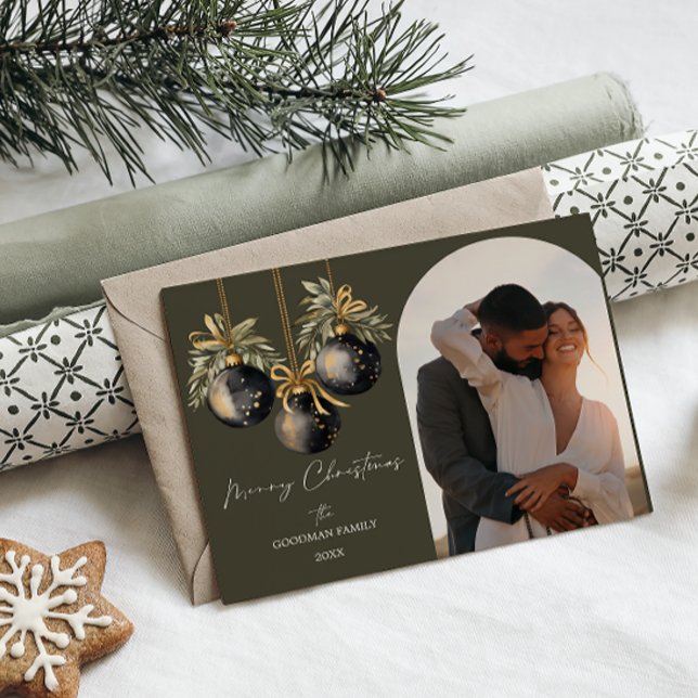 Cartão Postal De Festividades Elegantes Ornamentos Pretos Dourados em Arco Foto  (ELEGANT ARCH SHAPED FAMILY PHOTO WITH FOREST GREEN BACKGROUND AND BAUBLES WATERCOLOR ORNAMENTS)