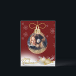 Cartão Postal De Festividades Enfeites de natal Foto Snowflakes Orçamento Modern<br><div class="desc">Enfeites de natal ouro bonito com sua foto favorita adicionada para personalizar todos os seus familiares e amigos. fundo vermelho. O cartão perfeito para a pessoa num orçamento.</div>