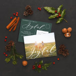 Cartão Postal De Festividades Escrita fotográfica moderna e mínima 1 elegante<br><div class="desc">Cartaz de Natal elegante e alegre e elegante,  com o mínimo de desenhos fológicos modernos. A mão pintada de eucalipto,  folhagem mínima e coroa rattan moderna dão a este cartão de feriado uma sensação luxuosa. Em verdes clássicos,  castanhos e cinzentos.</div>