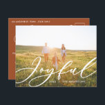 Cartão Postal De Festividades Escrita fotográfica moderna e mínima 1 elegante<br><div class="desc">Cartaz de Natal elegante e alegre e elegante,  com o mínimo de desenhos fológicos modernos. A mão pintada de eucalipto,  folhagem mínima e coroa rattan moderna dão a este cartão de feriado uma sensação luxuosa. Em verdes clássicos,  castanhos e cinzentos.</div>