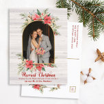 Cartão Postal De Festividades Farmhouse Poinsettia Modern Arrastou Foto do Newly<br><div class="desc">Da Farmhouse Poinsettia Christmas & Holiday Collection: Farmhouse Poinsettia Modern Arranjou Newlyweds Foto Cartão de Natal de Férias de Férias, com Belo Cartões de natal de Tipografia "Feliz Natal" e Nome da Família Personalizada. Adicione facilmente sua fotografia de casamento ou feriado e envie uma mensagem para esta maravilhosa Modelo do...</div>